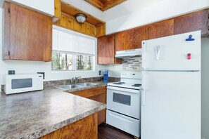 Jääkaappi, mikroaaltouuni, uuni, liesi