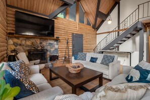 Televisión y chimenea