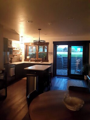 Kylskåp, mikrovågsugn, ugn och spishäll