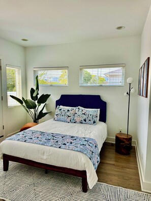 1 bedroom, desk, free WiFi, bed sheets - RARE FIND - 1 Bed 2 Bath Modern Private Oversized Garage City Skyline Views (Nashville)