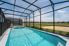 من حمّامات السباحة المغطاة