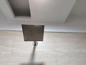 Deluxe Double Room, City View | Bilik Mandi | Pancuran mandi, tuala disediakan, sabun, syampu
