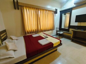 Habitación triple familiar, vista a la ciudad | Escritorio y wifi gratis 