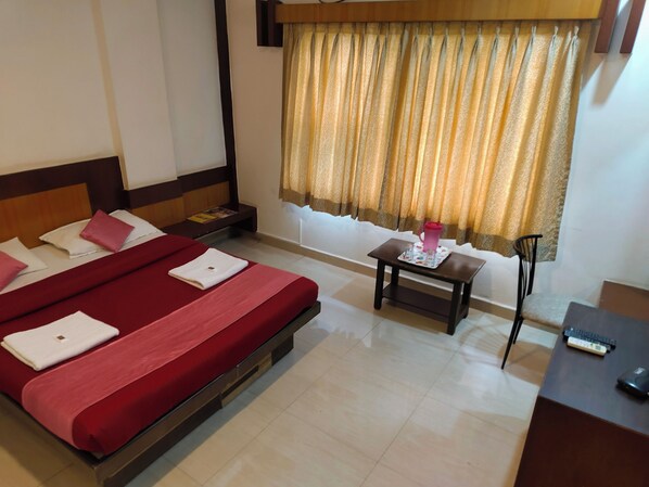 Deluxe Double Room, City View | Meja, Wi-fi percuma
