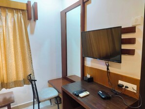 Deluxe Double Room, City View | Meja, Wi-fi percuma