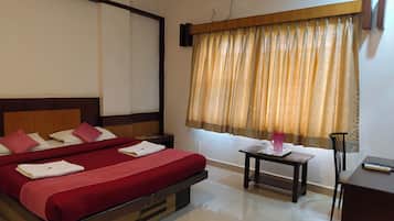 Quarto casal luxo, vista para a cidade | Escrivaninha, Wi-Fi de cortesia