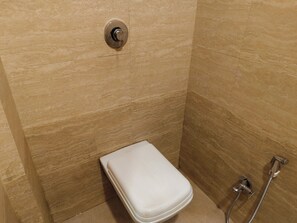 Family Triple Room, City View | Bilik Mandi | Pancuran mandi, tuala disediakan, sabun, syampu