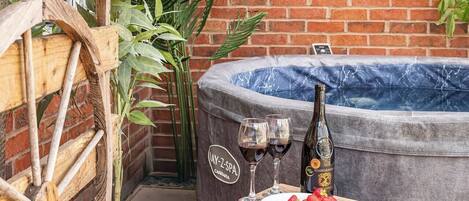 Outdoor spa tub