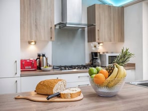 Fridge, microwave, oven, stovetop - Chic Riverside Retreat Salford 4bd + free parking (Salford)