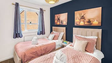 4 bedrooms, iron/ironing board, internet, bed sheets