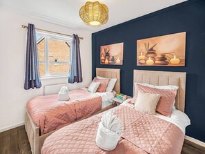 4 habitaciones, tabla de planchar con plancha, internet y ropa de cama 