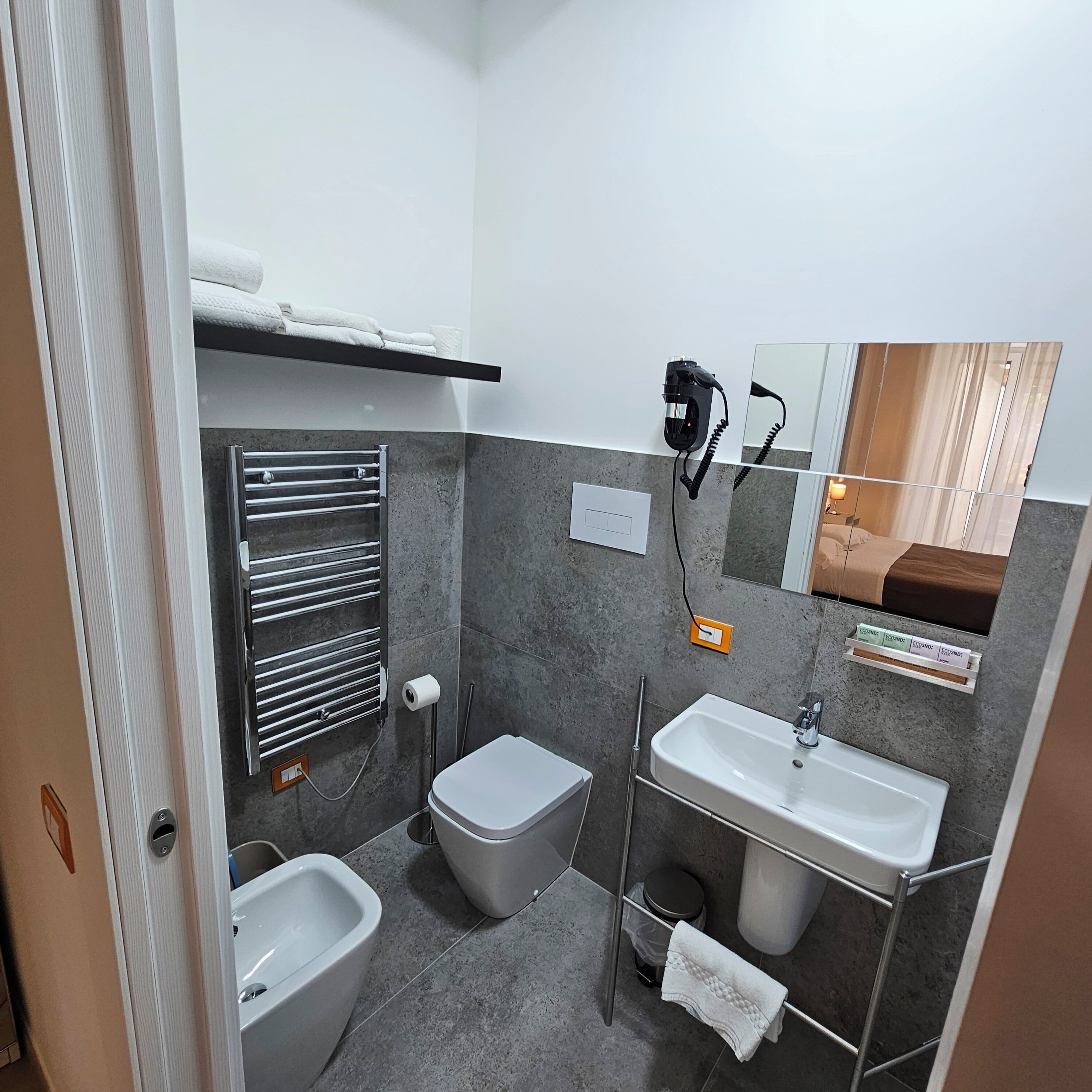 Dusche, Haartrockner, Bidet, Handtücher