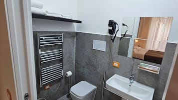 Ducha, secador de pelo, bidet, toallas