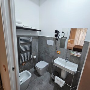 Dusche, Haartrockner, Bidet, HandtĂŒcher