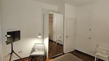 1 camera, una scrivania, Wi-Fi gratuito