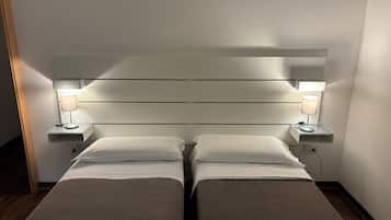 Een bureau, gratis wifi, beddengoed
