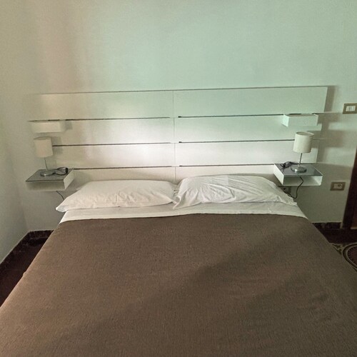 Double or Twin - Shared Bathroom and Private Parking in Loco