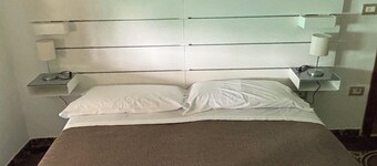 Double or Twin - Shared Bathroom and Private Parking in Loco