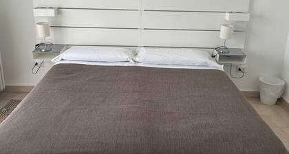 Double or Twin - Shared Bathroom and Private Parking in Loco