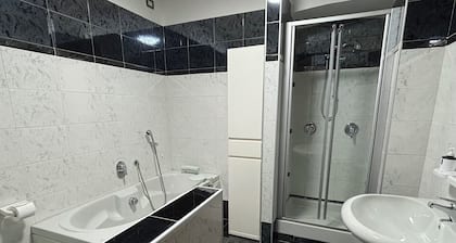Double or Twin - Shared Bathroom and Private Parking in Loco