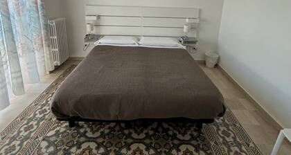 Double or Twin - Shared Bathroom and Private Parking in Loco