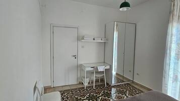 1 habitación, escritorio, wifi gratis y ropa de cama