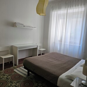 Escrivaninha, Wi-Fi de cortesia, roupa de cama