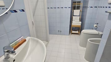 Ducha, secador de pelo, bidet, toallas