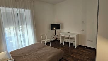 Schreibtisch, kostenloses WLAN, Bettwäsche