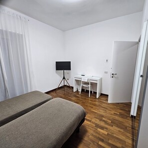 1 quarto, escrivaninha, Wi-Fi de cortesia, roupa de cama