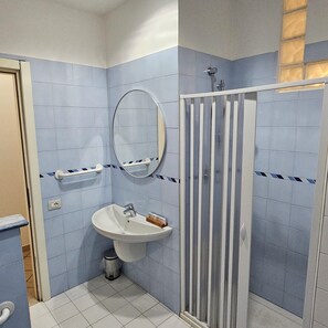 Doccia, asciugacapelli, bidet, asciugamani