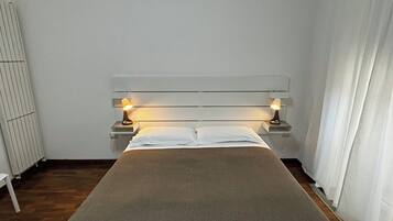 1 bedroom, desk, free WiFi, bed sheets