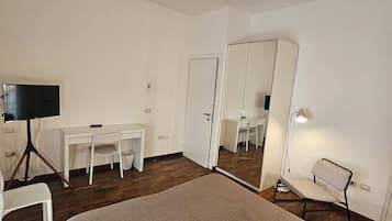 1 bedroom, desk, free WiFi, bed sheets