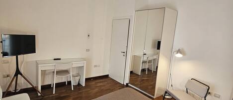 1 bedroom, desk, free WiFi, bed sheets