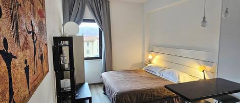 Työpöytä, ilmainen Wi-Fi, vuodevaatteet