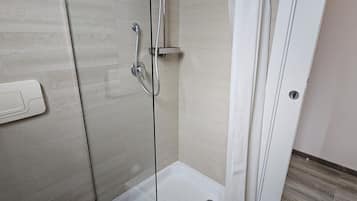 Ducha, secador de pelo, bidet, toallas