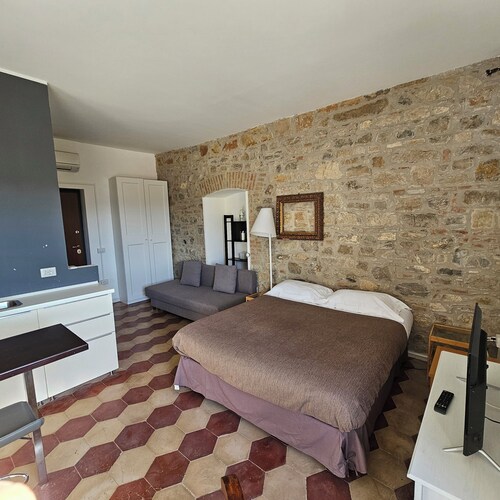Quadruple Double Studio and Sofa Bed and Private Parking in Loco