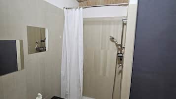 Ducha, secador de pelo, bidet, toallas