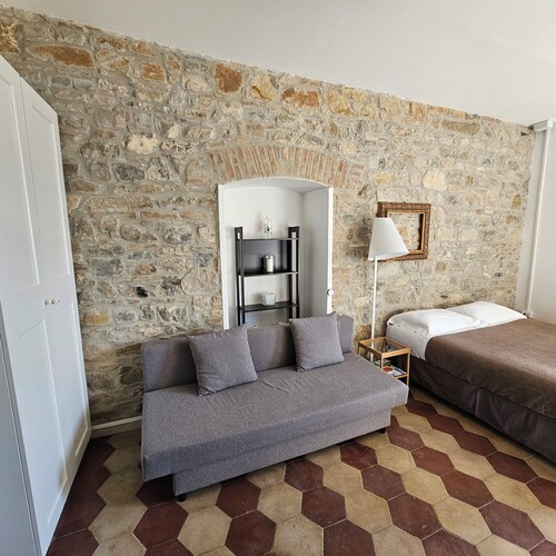 Quadruple Double Studio and Sofa Bed and Private Parking in Loco