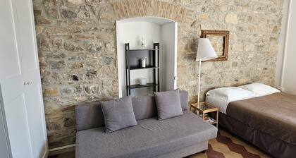 Quadruple Double Studio and Sofa Bed and Private Parking in Loco