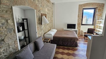 Una scrivania, Wi-Fi gratuito