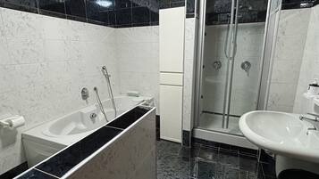 Doccia, asciugacapelli, bidet, asciugamani