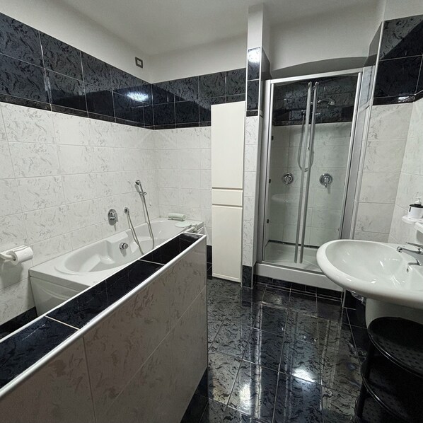 Shower, hair dryer, bidet, towels - Single Room with Shared Bathroom and Private Parking in Loco (Potenza)