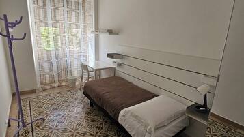 1 camera, una scrivania, Wi-Fi gratuito