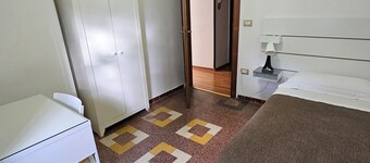 Single Room - Shared Bathroom