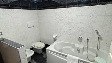 Doccia, asciugacapelli, bidet, asciugamani