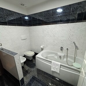Regadera, secadora de cabello, bidet, toallas 