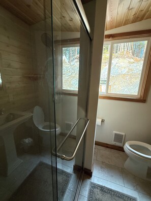 Dusch, tvål, schampo och toalettpapper