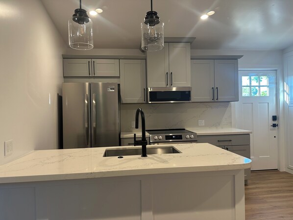 Microwave, oven, stovetop, dishwasher - Delightful 2-bedroom 1-bath fully furnished ADU located in a quiet neighborhood (San Jose)