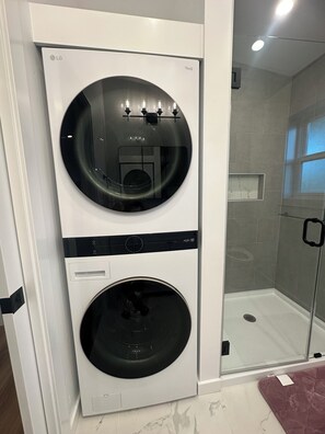 Hair dryer, towels, soap, toilet paper - Delightful 2-bedroom 1-bath fully furnished ADU located in a quiet neighborhood (San Jose)